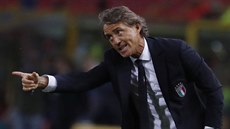 Italský trenér Roberto Mancini usmruje své svence bhem zápasu s Polskem.