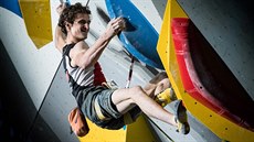 O FINÁLE. eský lezec Adam Ondra bojuje v semifinále MS v lezení na obtínost.