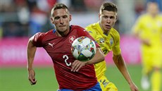 Reprezenta�ní bek Pavel Kade�ábek kontroluje balon p�ed ukrajinským obráncem...