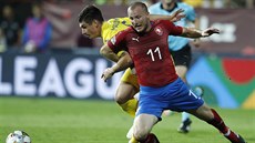 Michael Krmen�ík v reprezenta�ním dresu svádí souboj s Ruslanem Malinovským z...