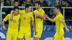 Ukrajin�tí fotbalisté se radují z vyrovnávací branky, kterou v utkání s �eskem...
