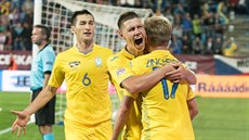 UKRAJINSKÁ EUFORIE. Ukrajintí fotbalisté slaví druhou  rozhodující  branku v...