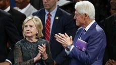 Hillary a Bill Cintonovi na pohbu Arethy Franklinové (Detroit, 31. srpna 2018)