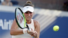 Markéta Vondrouová returnuje proti Lesji Curenkové v osmifinále US Open.