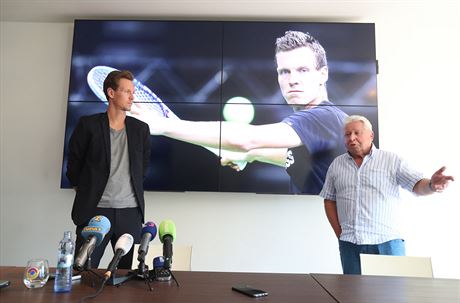 Tom Berdych (vlevo) a manaer Miroslav ernoek na tiskov konferenci v Praze.