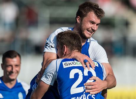 Fotbalist Mlad Boleslavi se raduj z branky do st Jablonce.