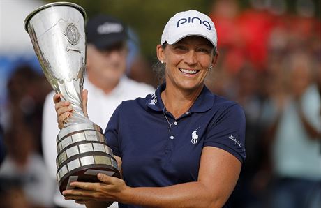 Amerianka Angela Stanfordová pózuje s trofejí pro vítzku golfového turnaje...