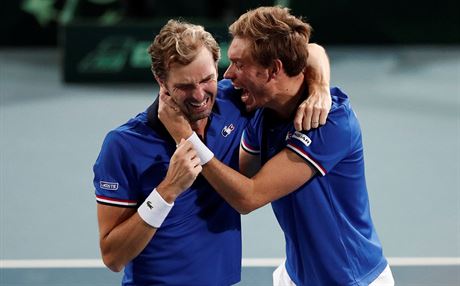 Francouztí tenisté Julien Benneteau a Nicolas Mahut oslavují vítzství ve...