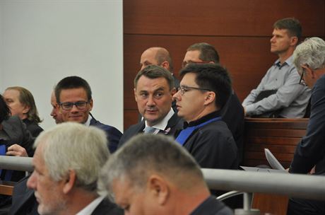 Hejtman Libereckého kraje Martin Pta u soudu v Liberci. Jaroslav Stuchlík sedí v popedí vlevo.