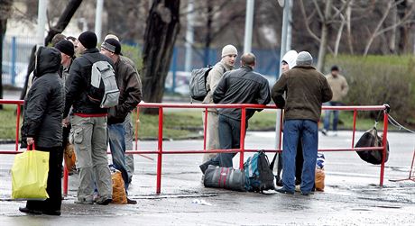 Ukrajintí dlníci nabízející své sluby u praského Výstavit. (bezen 2008)