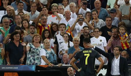 Cristiano Ronaldo si odpykává jednozápasový trest za ervenou kartu v duelu s Valencií.