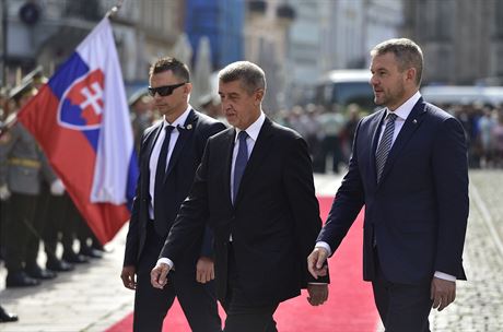 eský premiér Andrej Babi a slovenský pedseda vlády Peter Pellegrini (vpravo)...