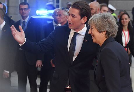 Rakouský kanclé Sebastian Kurz a britská premiérka Theresa Mayová po píjezdu...