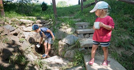 Dti se zastavily napít u Lojzovy studánky na okraji Chib mezi Blovem a...