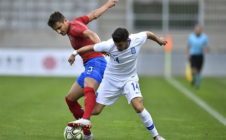 eský fotbalista Ale Matj (vlevo) v souboji s Thanasisem Andrutsosem z ecka.