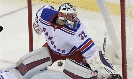 Marek Mazanec v brance New York Rangers v zápase s New Jersey.