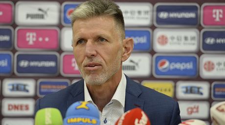 Nov reprezentan trenr Jaroslav ilhav na tiskov konferenci v Praze.
