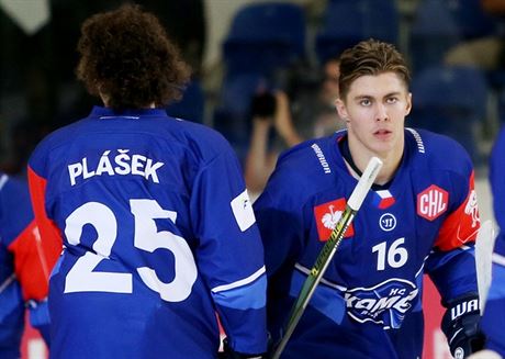 Karel Pláek a Lubo Horký z Komety Brno ped zápasem s Eisbären Berlín