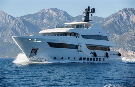 Pohled na luxusní jachtu za 15 milion eur, kterou dostane na týden do uívání...