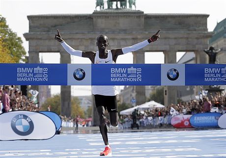 Keský vytrvalec Eliud Kipchoge vítzoslavn dobíhá do cíle Berlínského...