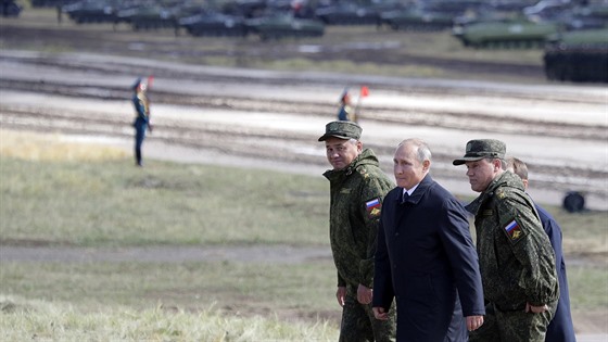 Ruský prezident Vladimir Putin, ministr obrany Sergej ojgu a éf generálního...