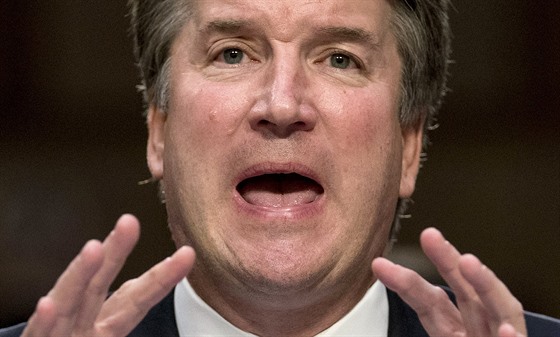 Kandidát na soudce nejvyího soudu USA Brett Kavanaugh bhem slyení v Senátu...