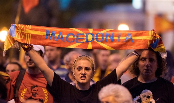 Skopje. Demonstrace proti dohod o zmn státního názvu Makedonie (13. ervna...