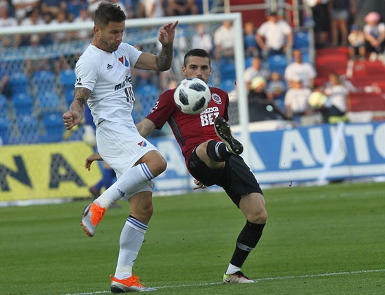 Ostravský Martin Fillo (vlevo) a sparanský Nicolae Stanciu.