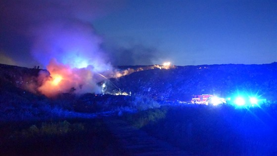Požár skládky komunálního odpadu v Tisové na Sokolovsku.
