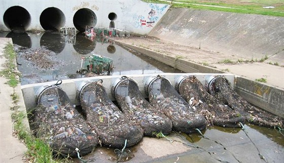 Sbírání odpadků u vyústění dešťové kanalizace