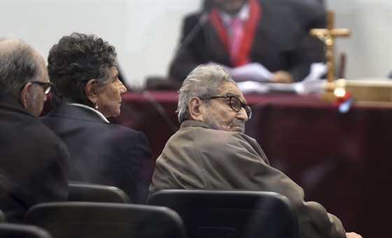 Abimael Guzmán u peruánského soudu, kde si vyslechl verdikt o druhém doivotním...