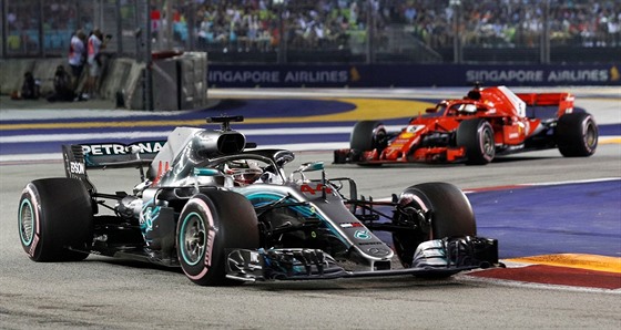 Lewis Hamilton jede se svým vozem Mercedes na ele Velké ceny Singapuru.