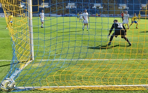 Karvinský branká Martin Berkovec (v erném) inkasuje. 