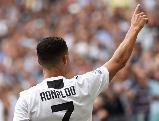 Cristiano Ronaldo z Juventusu slaví branku do sít Sassuola.