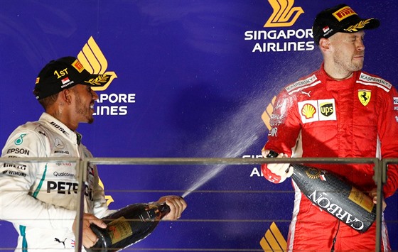 Lewis Hamilton, vítz Velké ceny Singapuru,  dává ochutnat své ampaské...