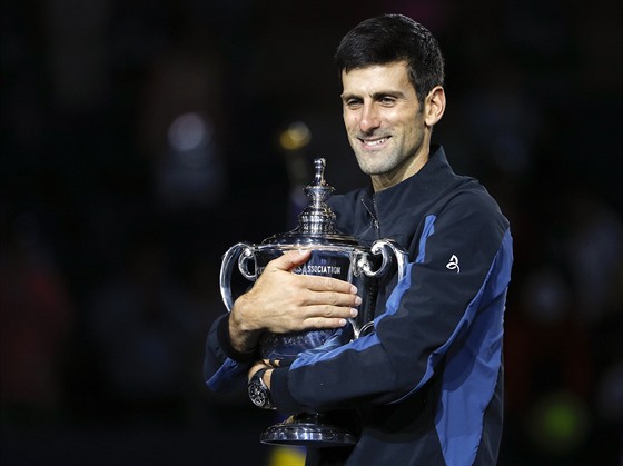 Novak Djokovi s trofejí pro vítze US Open.
