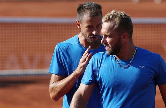 etí tenisté Luká Rosol (vlevo) a Roman Jebavý se domlouvají na taktice bhem...