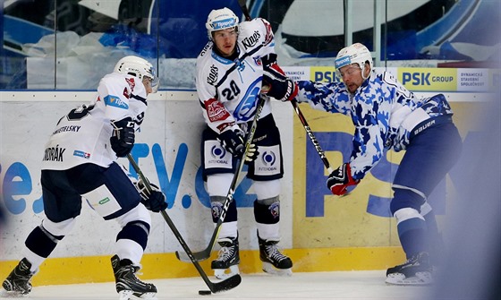 Plzetí hokejisté Miroslav Indrák (vlevo) a David Stach (uprosted) rozmýlejí...