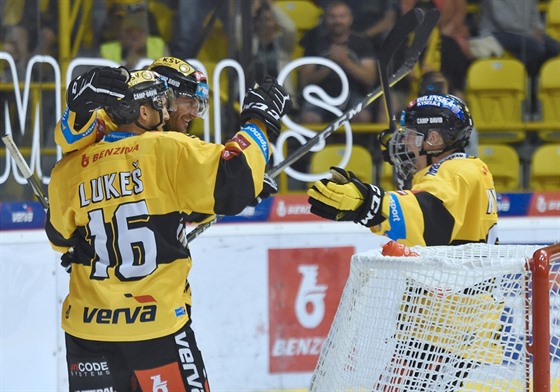 Hokejisté Litvínova slaví v utkání proti Zlínu.
