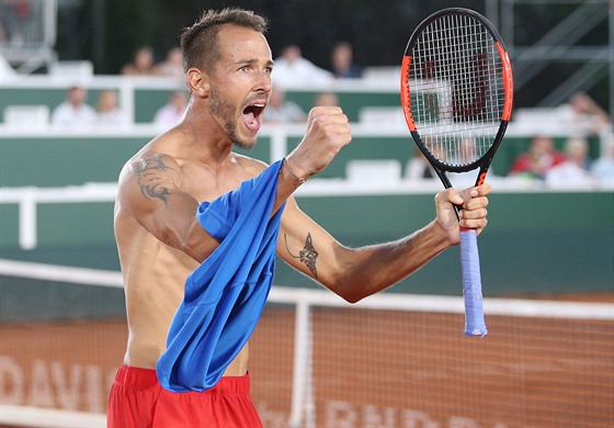 Luká Rosol slaví vítzství v rozhodující dvouhe baráe Davis Cupu proti...