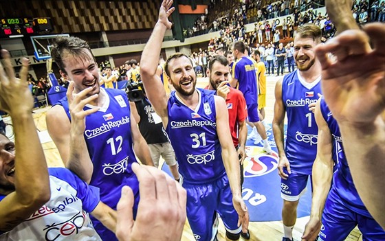 etí basketbalisté bouliv oslavují výhru nad Bosnou a Hercegovinou a...