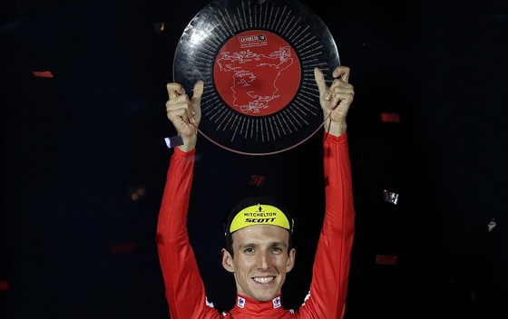 Britský cyklista Simon Yates pózuje s trofejí pro vítze Vuelty.