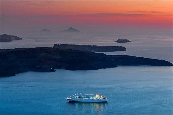 Santorini ron piláká tém dva miliony lidí a zhruba polovina z nich jsou...