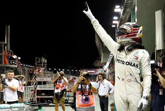 Lewis Hamilton odstartuje do Velké ceny Singapuru z pole position.