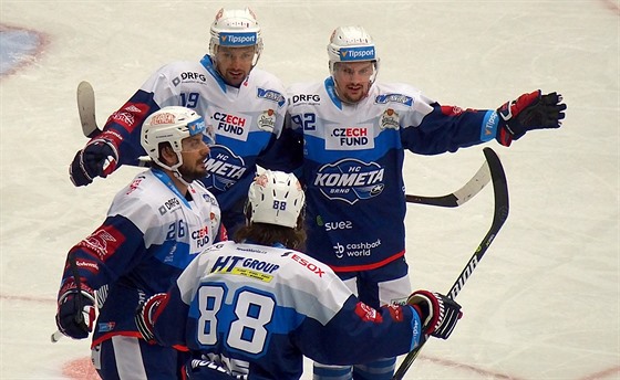 Hokejisté Komety Brno se radují z gólu na led Chomutova.