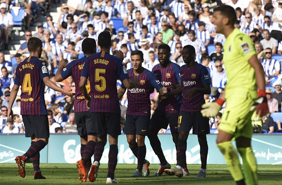 Fotbalisté Barcelony oslavují gól Luise Suáreze v utkání proti San Sebastianu.