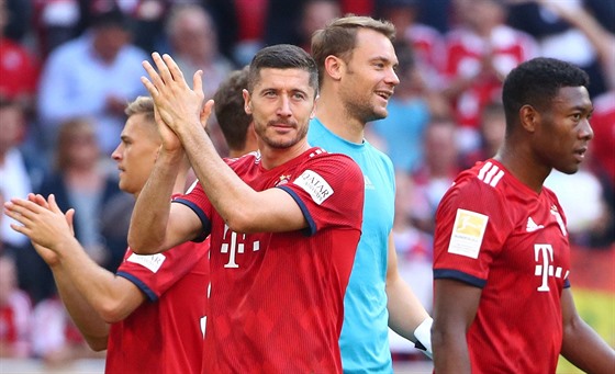 Fotbalisté Bayernu Mnichov oslavují výhru nad Leverkusenem.