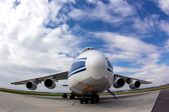 Nákladní letoun Antonov An-124 100 na Dnech NATO v Ostrav (20. záí 2013)