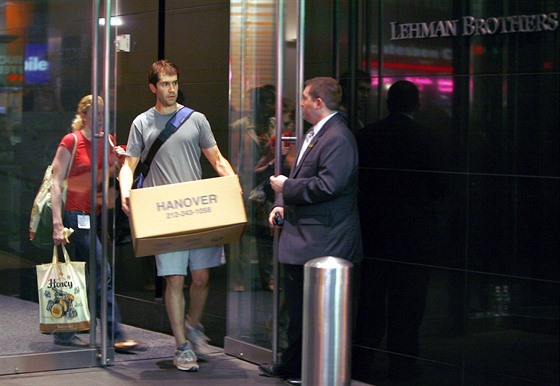 Vyhození zamstnanci Lehman Brothers opoutí sídlo spolenosti v New Yorku....