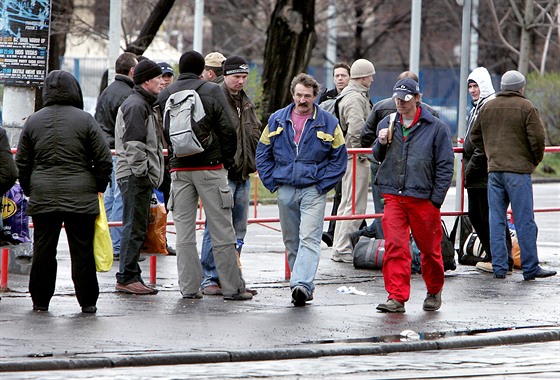 Ukrajinští dělníci nabízející své služby u pražského Výstaviště. (březen 2008)